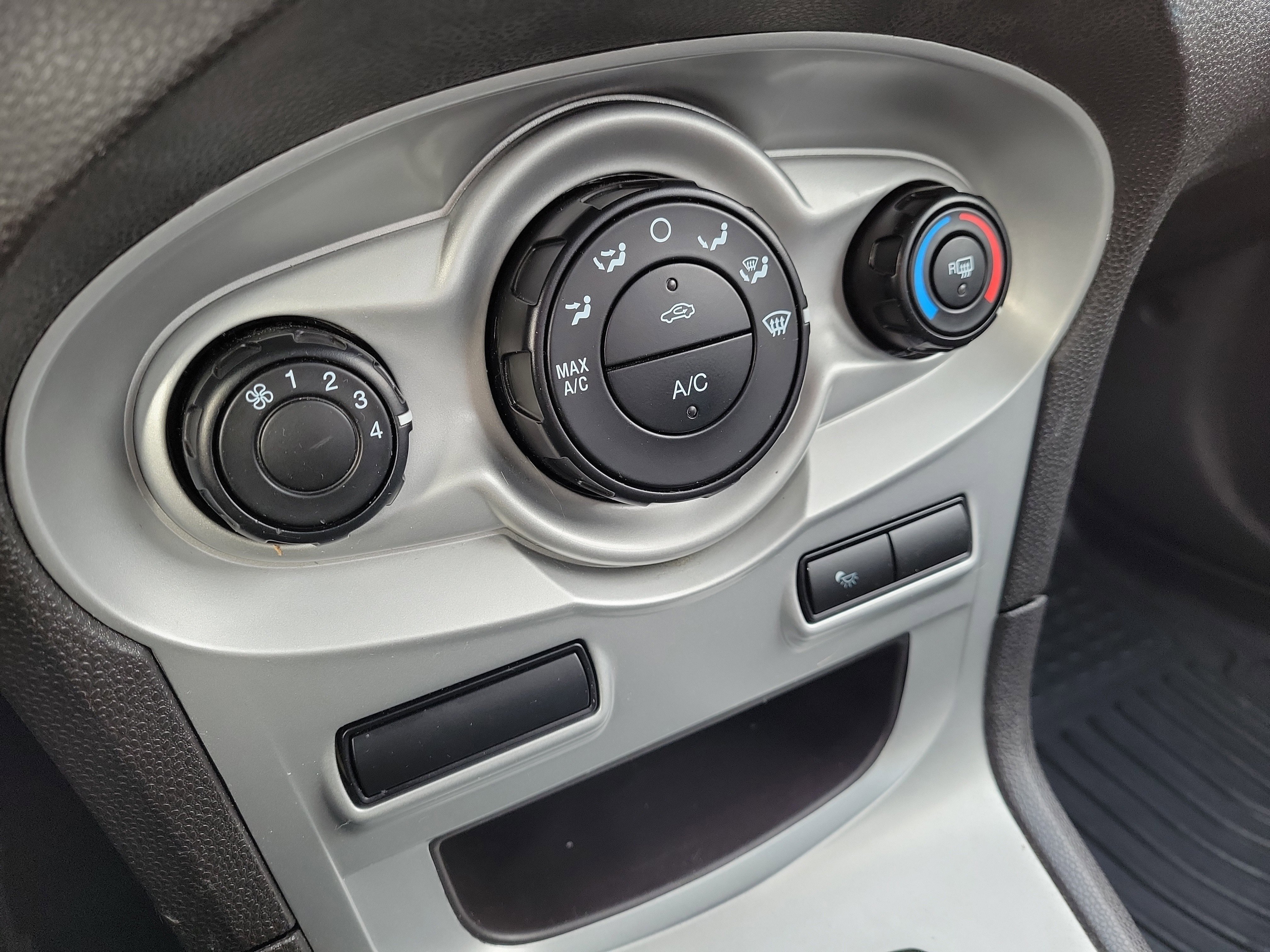 Used 2015 Ford Fiesta SE image 28