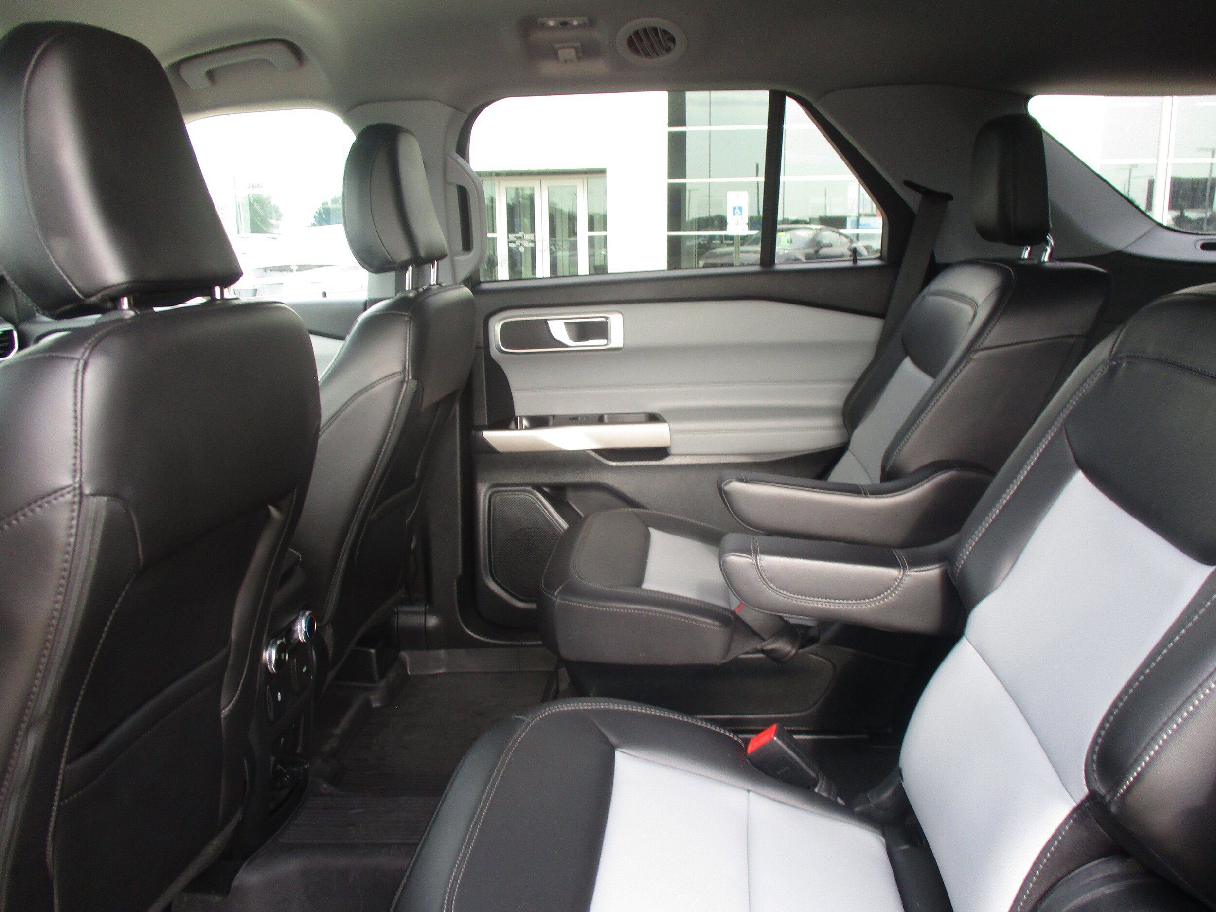 Used 2023 Ford Explorer XLT w/ Equipment Group 202A AWD/4WD image 40