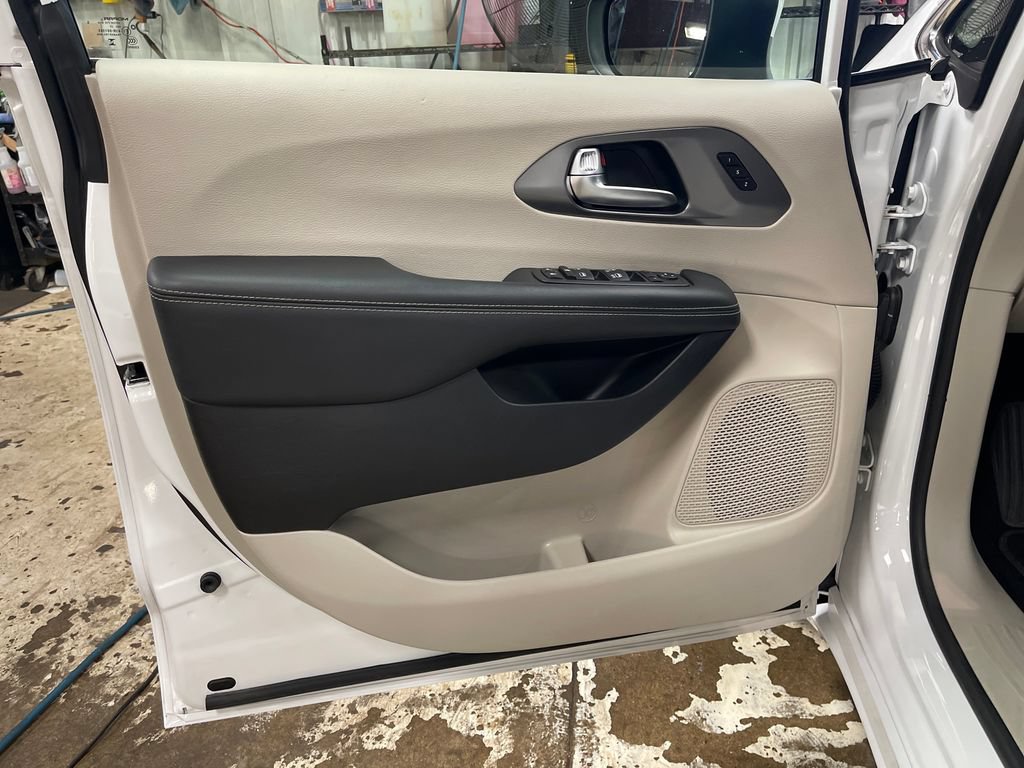Used 2023 Chrysler Pacifica Touring-L FWD image 15