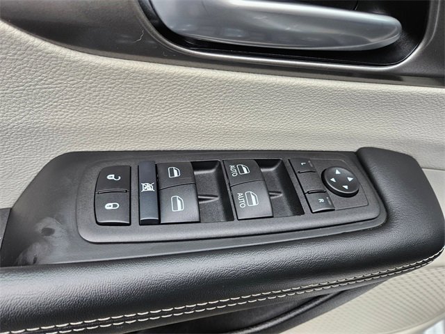 Used 2024 Chrysler Pacifica Touring-L image 16