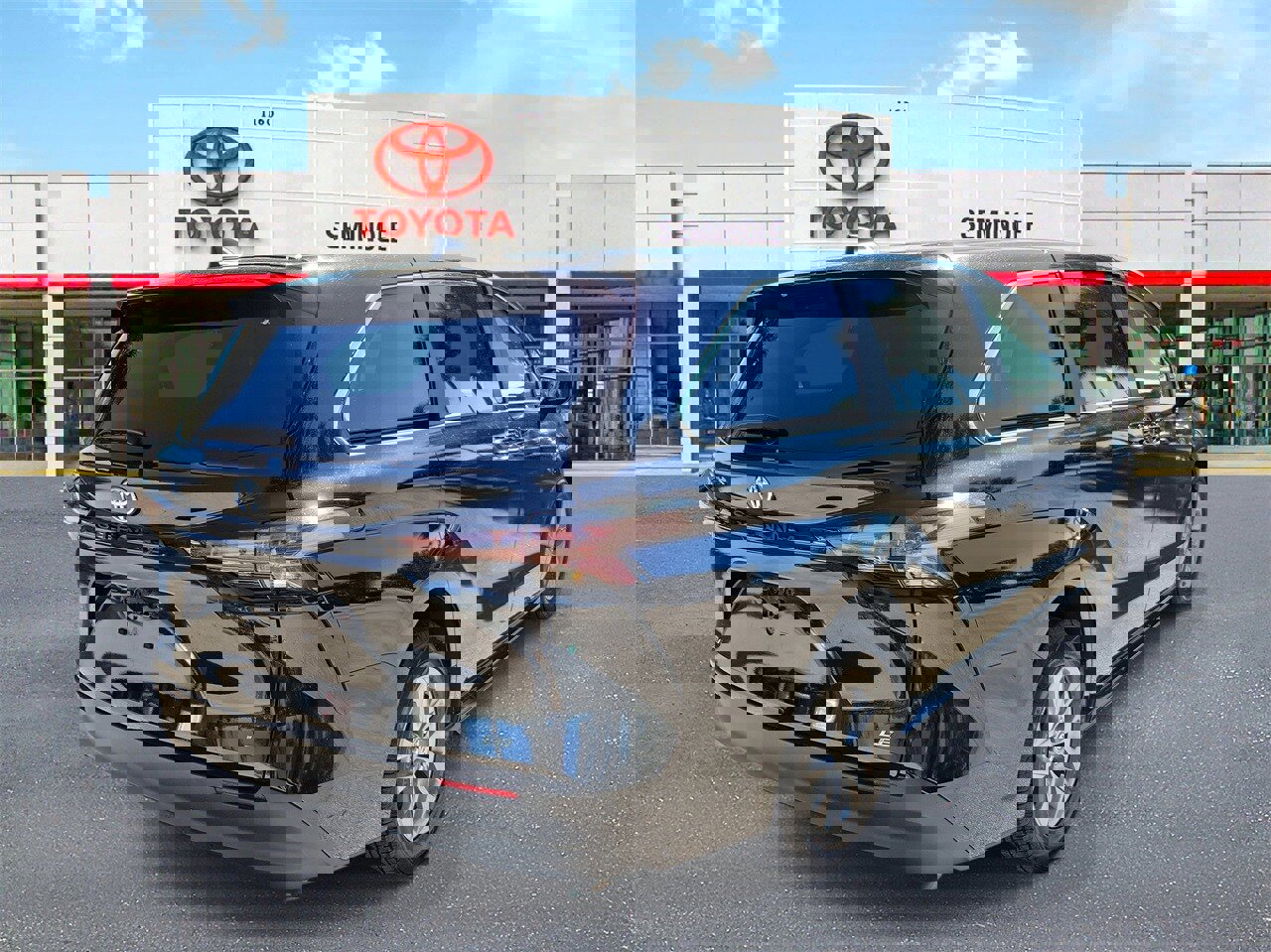 Used 2025 Toyota Sienna LE image 3