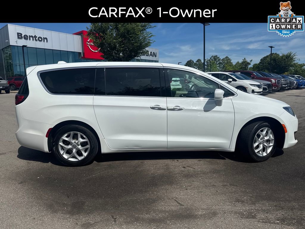 Used 2018 Chrysler Pacifica Touring Plus w/ Tire & Wheel Group FWD image 3