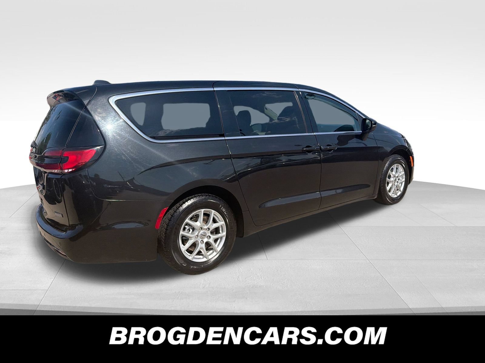 Used 2023 Chrysler Pacifica Touring-L FWD image 3