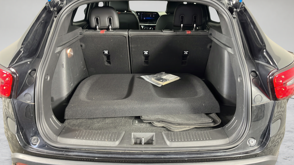 Used 2024 Chevrolet Trax RS w/ Sunroof Package FWD image 34