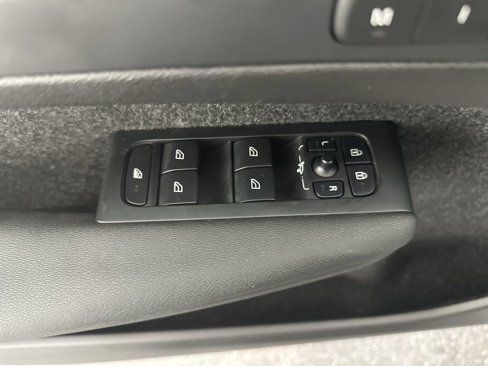 Used 2023 Volvo XC40 B5 Core image 17