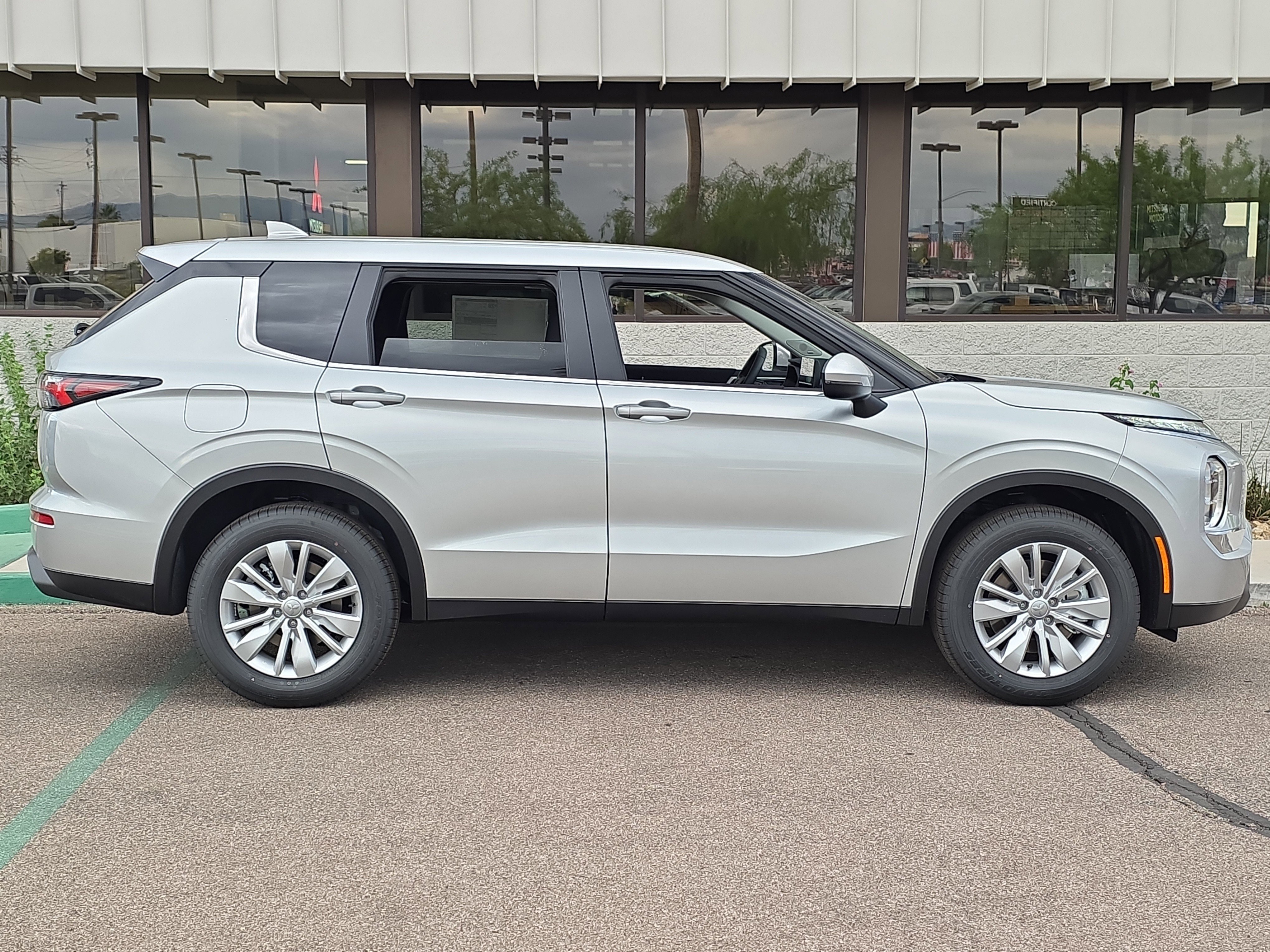 New 2026 Mitsubishi Outlander ES FWD image 9