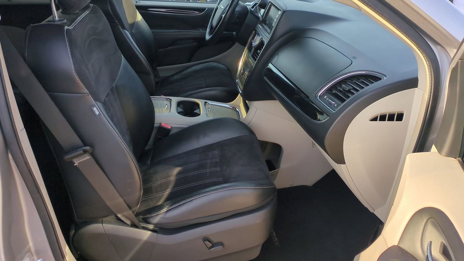Used 2014 Chrysler Town & Country Touring-L image 25