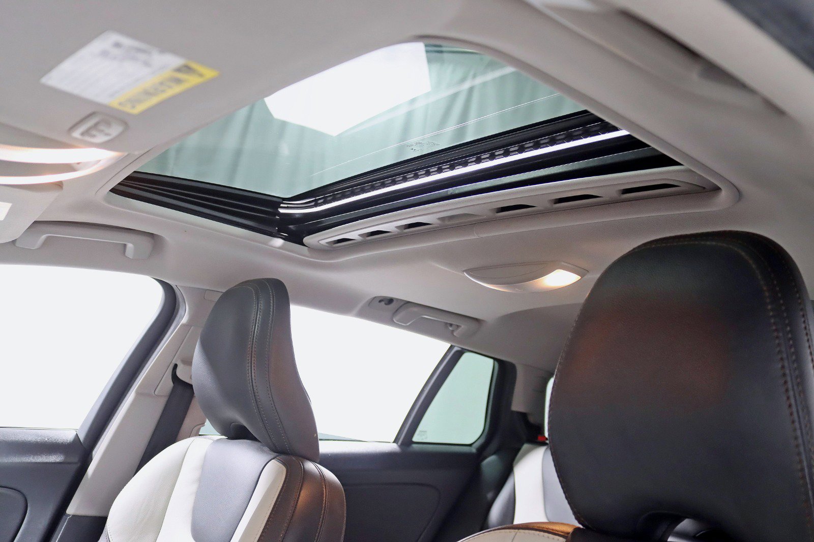 Used 2018 Volvo V60 T5 Cross Country w/ Convenience Package image 29