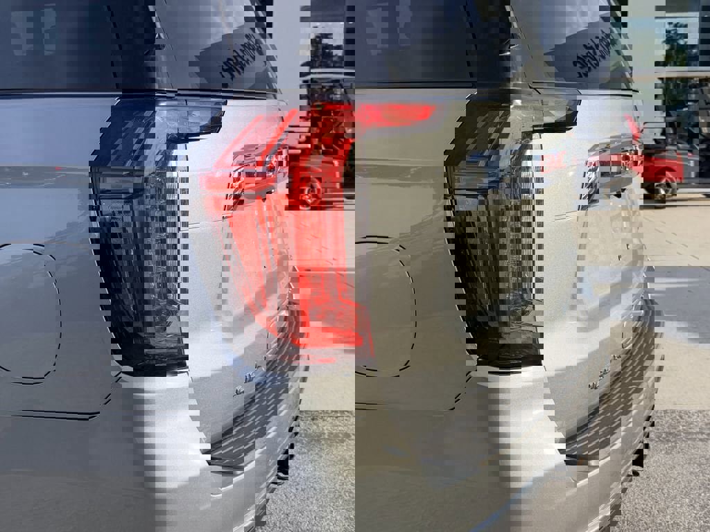 Used 2023 GMC Yukon SLT w/ SLT Luxury Package image 11