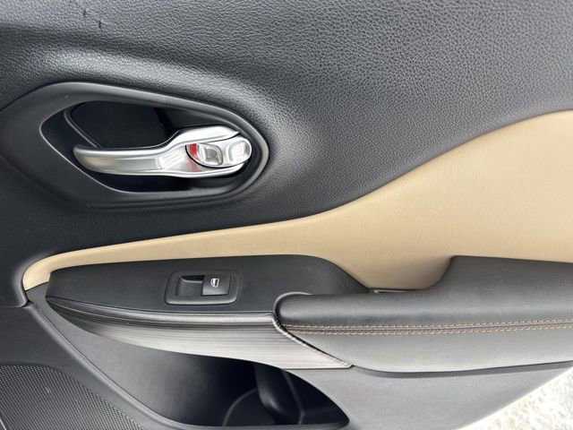 Used 2017 Jeep Cherokee Limited image 38