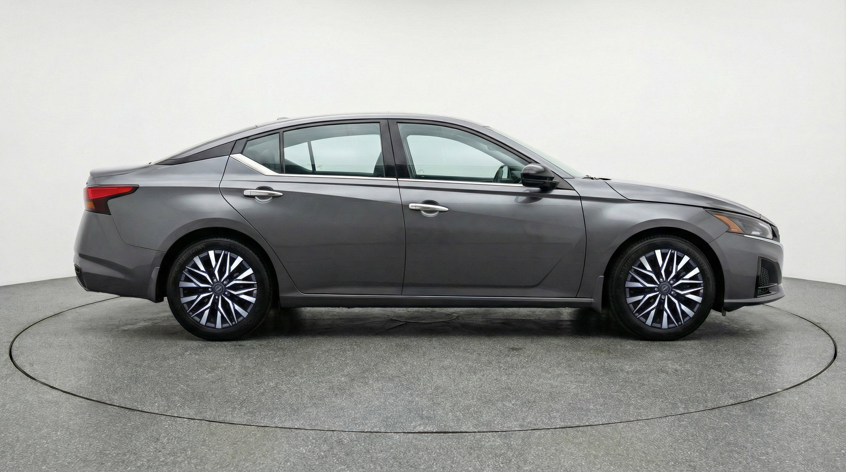 Used 2025 Nissan Altima 2.5 SV FWD image 11