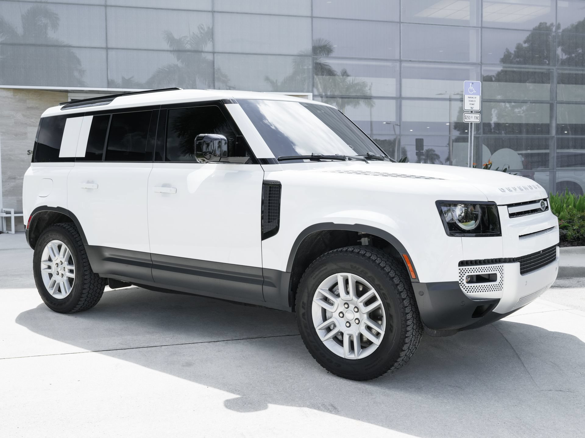 Used 2025 Land Rover Defender 110 S AWD/4WD image 4