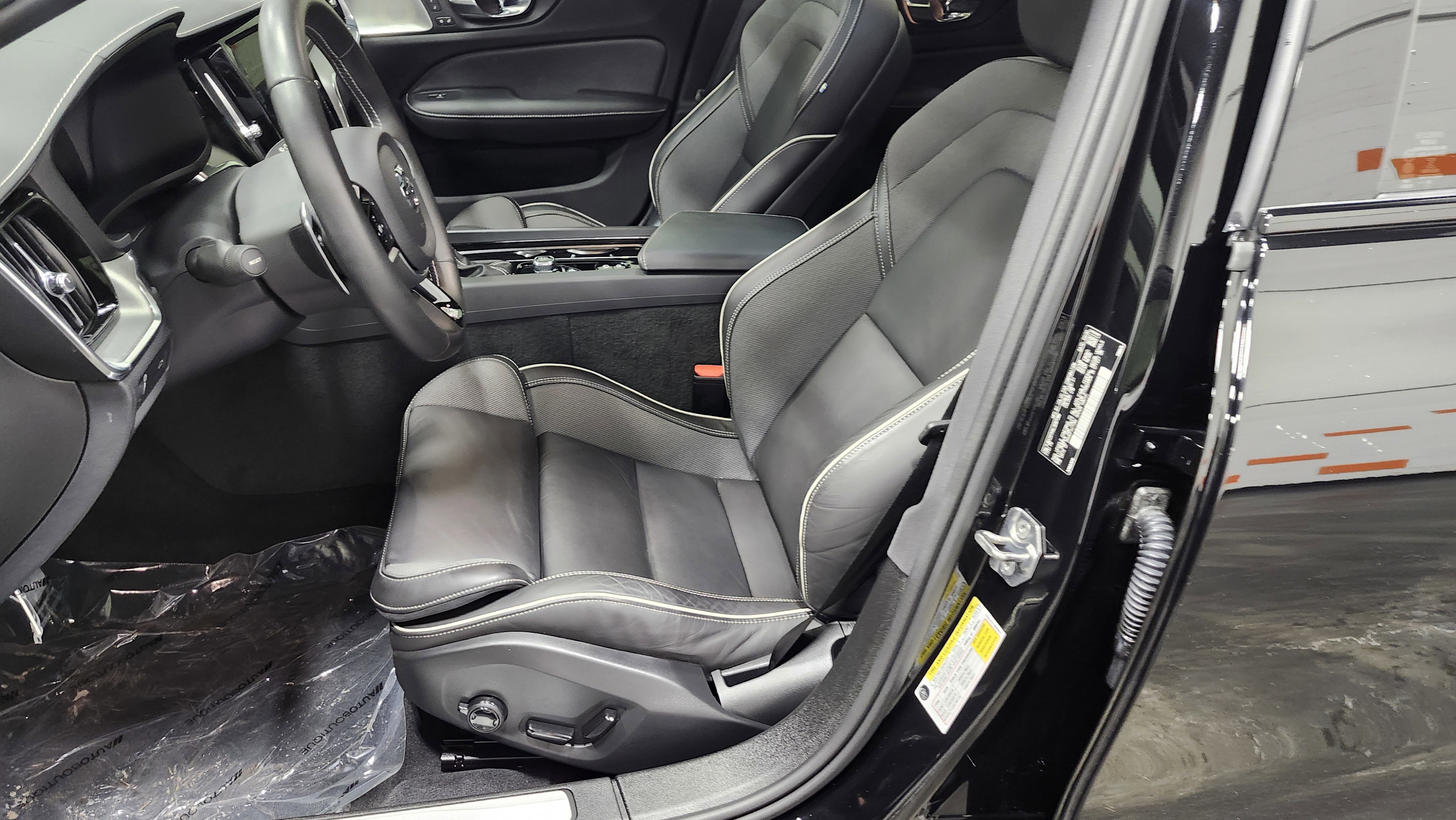 Used 2020 Volvo S60 T6 R-Design image 25