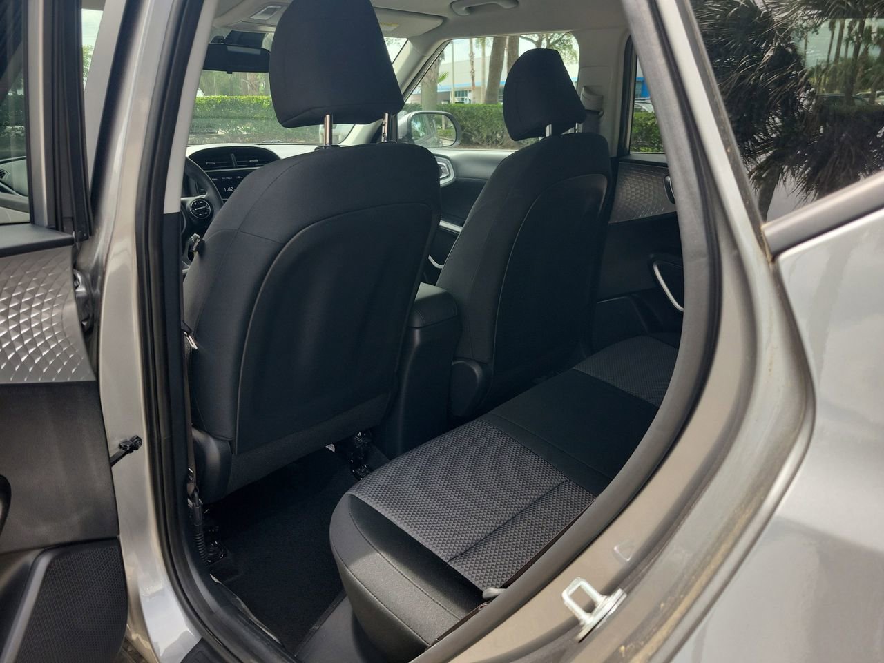 Used 2025 Kia Soul LX w/ LX Technology Package FWD image 8