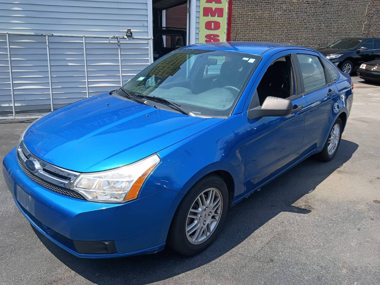 Used 2010 Ford Focus SE FWD image 1