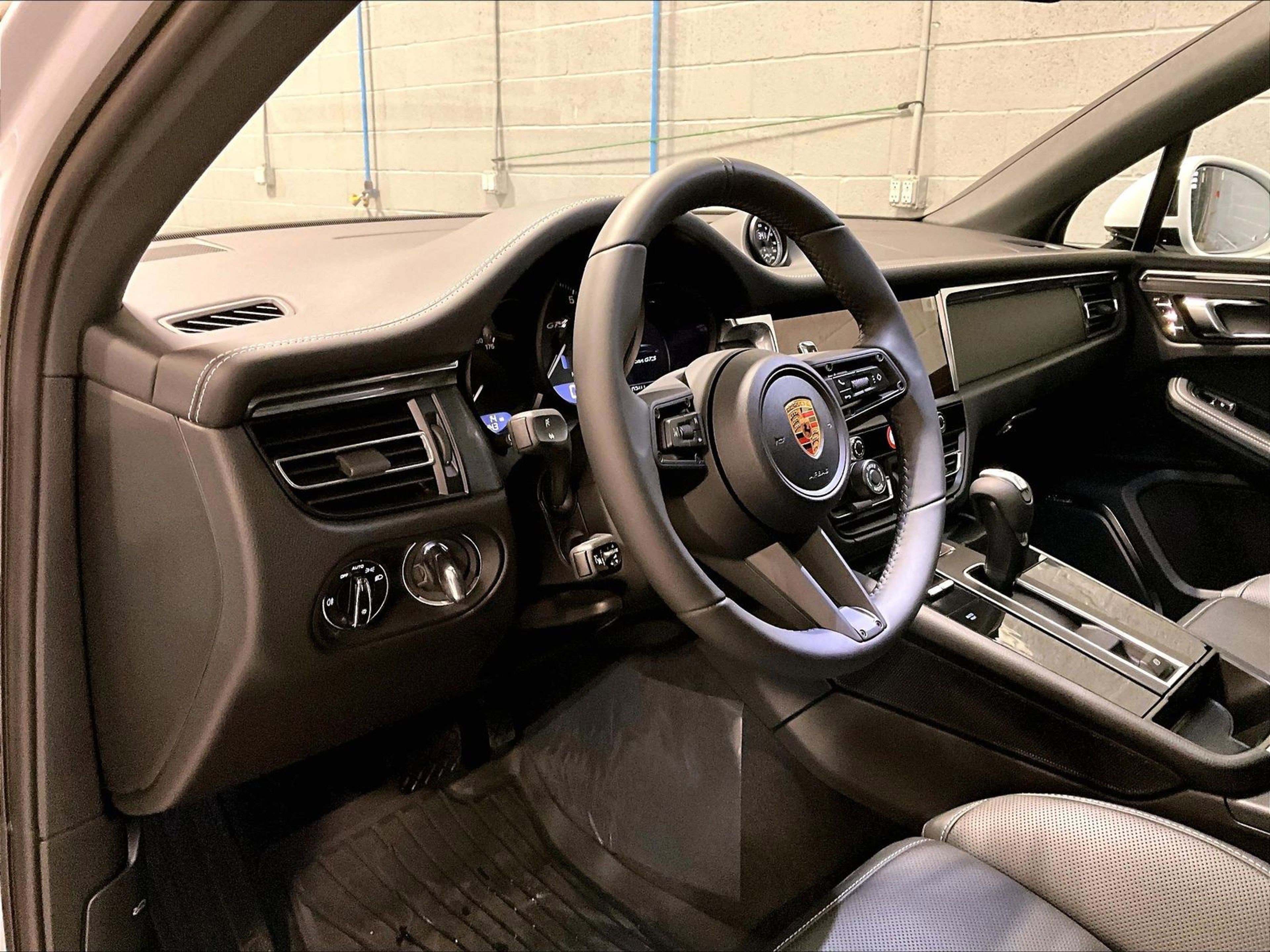 New 2026 Porsche Macan GTS image 4