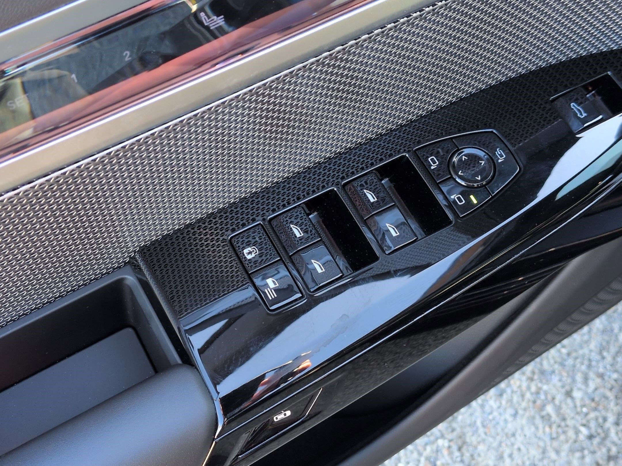 Certified 2024 BMW 760i xDrive w/ Premium Package 2 image 15