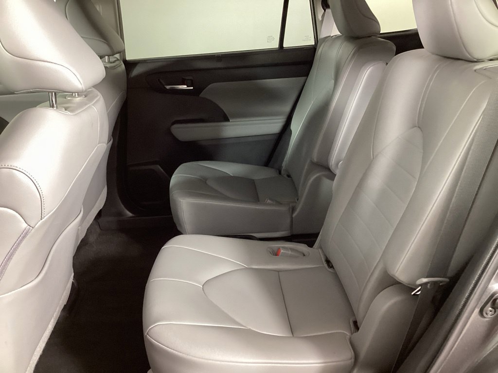 Used 2022 Toyota Highlander XLE AWD/4WD image 22