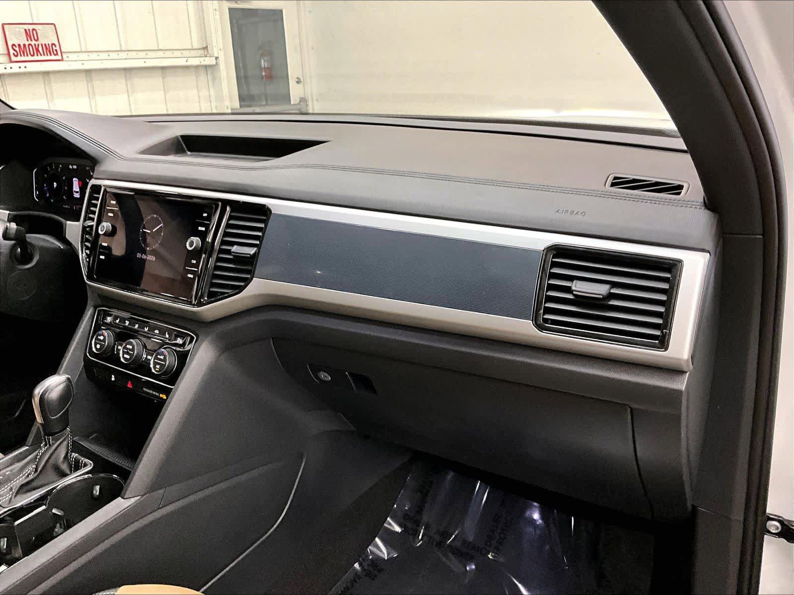 Used 2022 Volkswagen Atlas Cross Sport SE FWD image 19