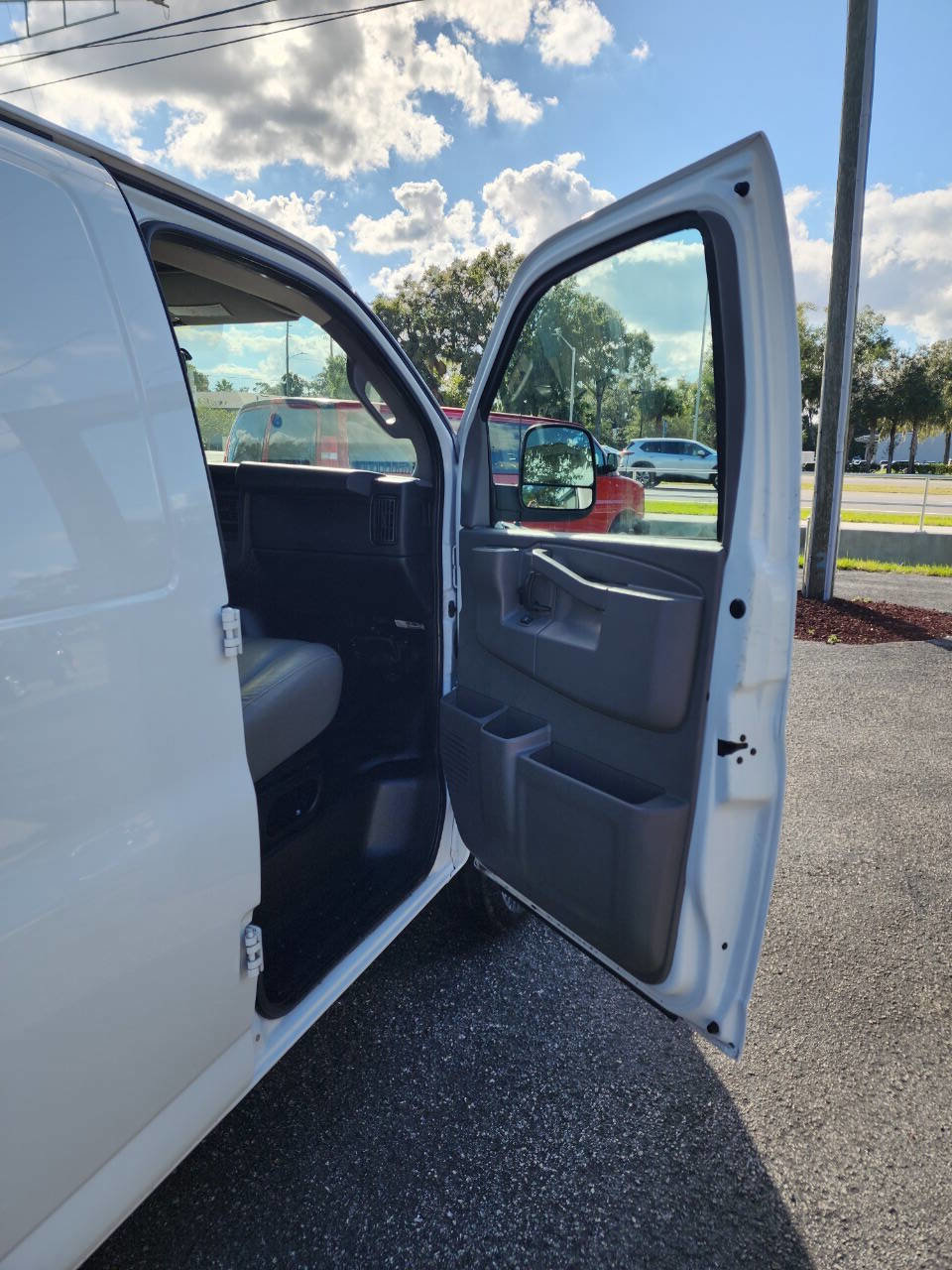 Used 2018 Chevrolet Express 2500 Extended image 21
