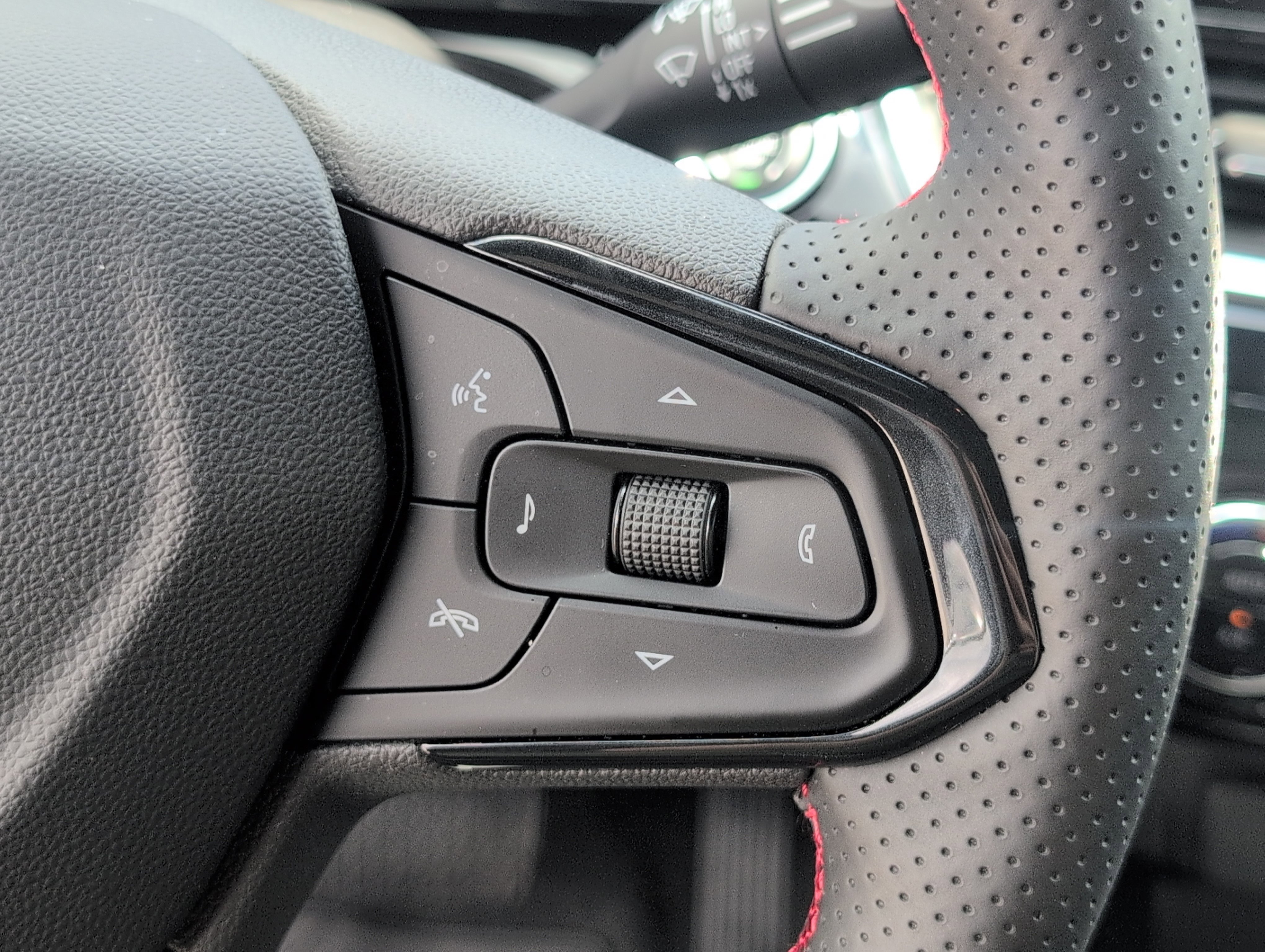 Certified 2026 Chevrolet Trax RS FWD image 25