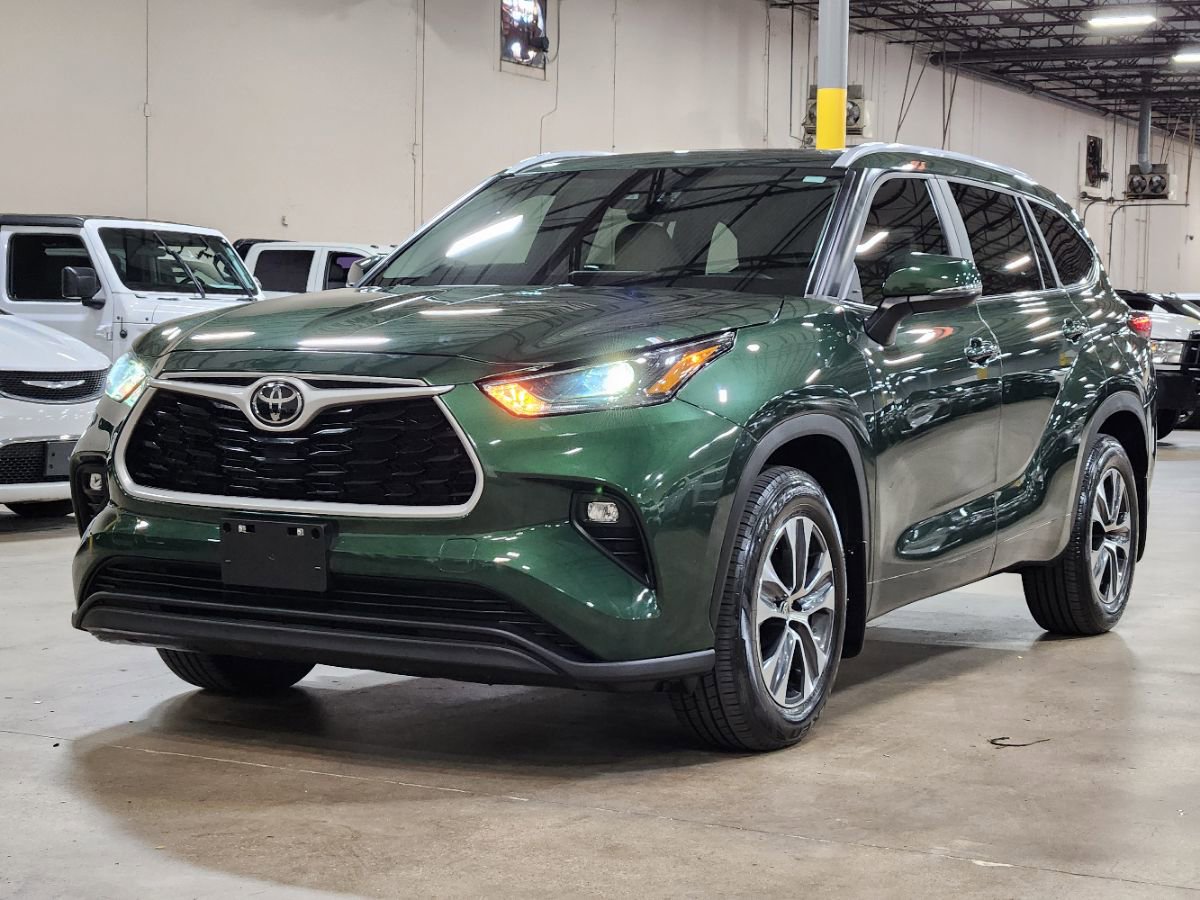 Used 2023 Toyota Highlander XLE FWD image 4