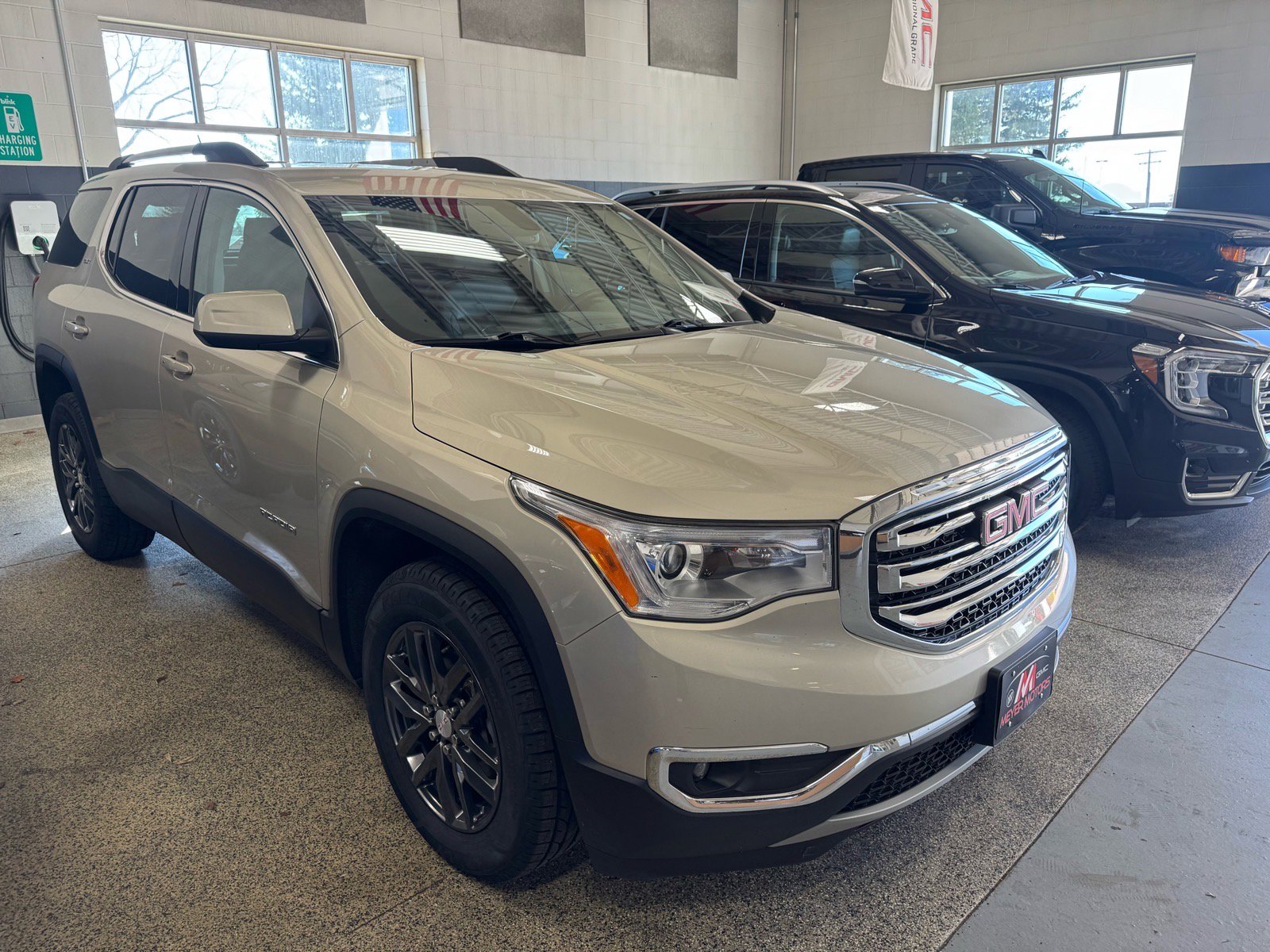 Used 2017 GMC Acadia SLT image 3