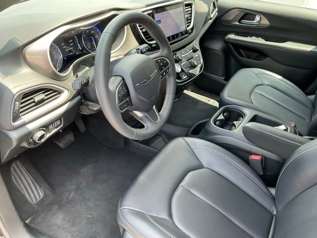 Used 2025 Chrysler Pacifica Select FWD image 12