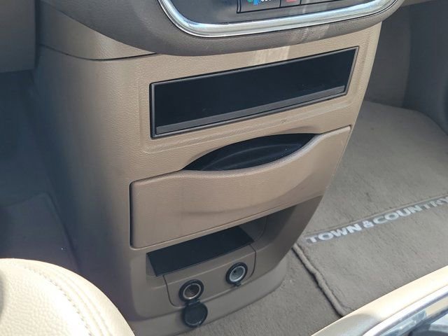 Used 2014 Chrysler Town & Country Touring-L image 30