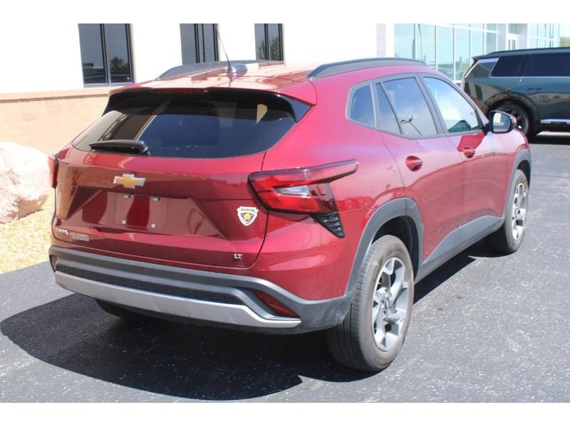 Used 2024 Chevrolet Trax LT w/ Driver Confidence Package FWD image 3
