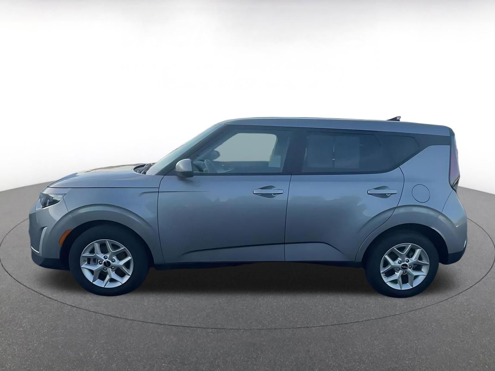 Used 2025 Kia Soul LX w/ LX Technology Package FWD image 9