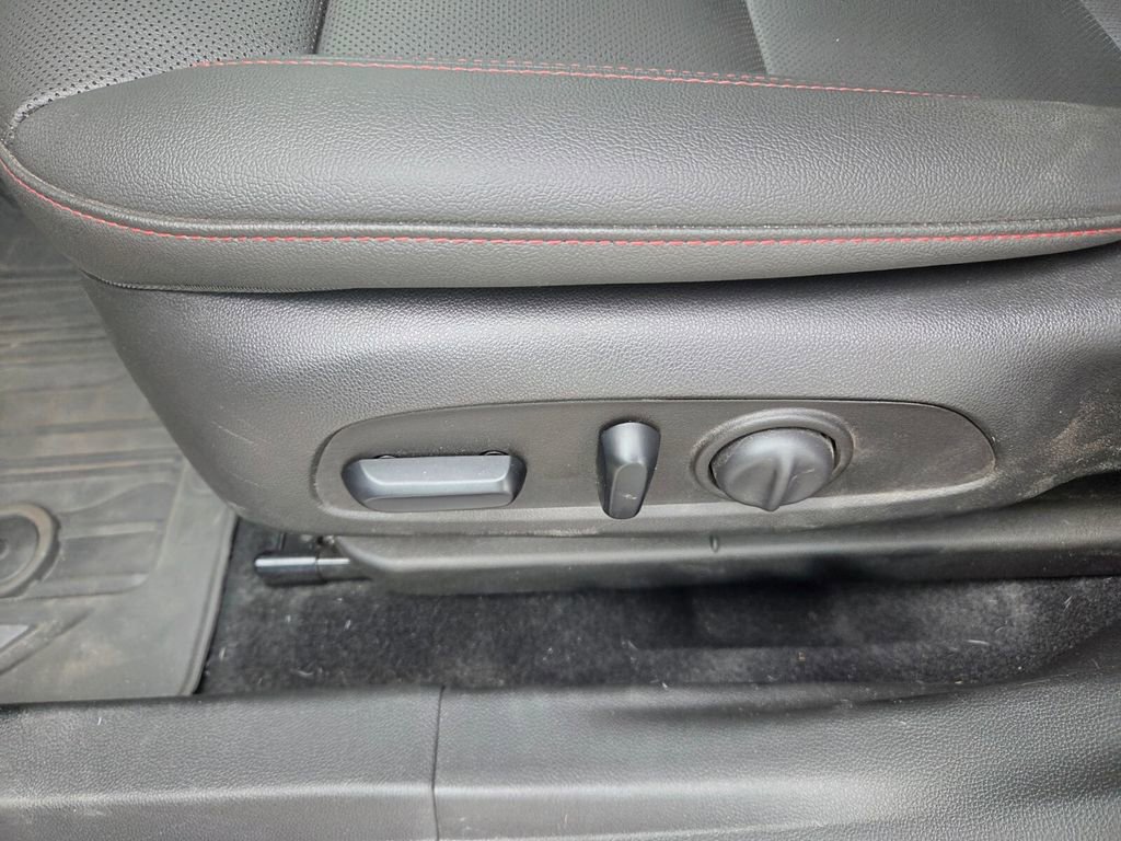 Certified 2025 Chevrolet Trax RS w/ Driver Confidence Package image 5