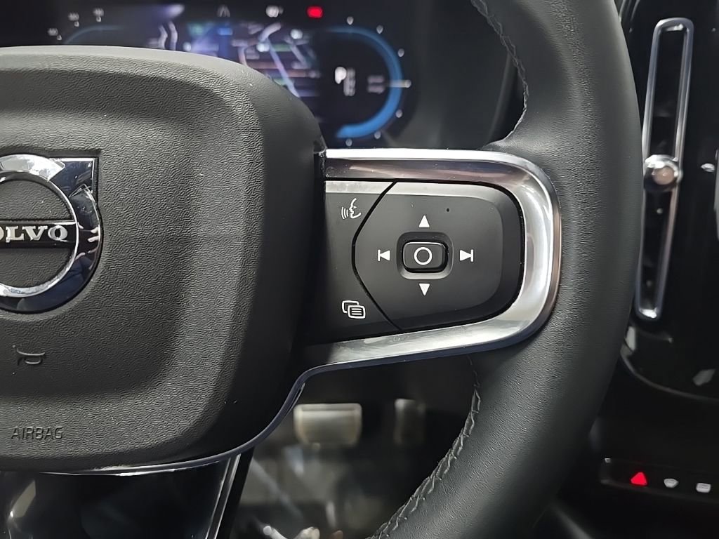 Used 2022 Volvo XC40 P8 Recharge Plus image 21