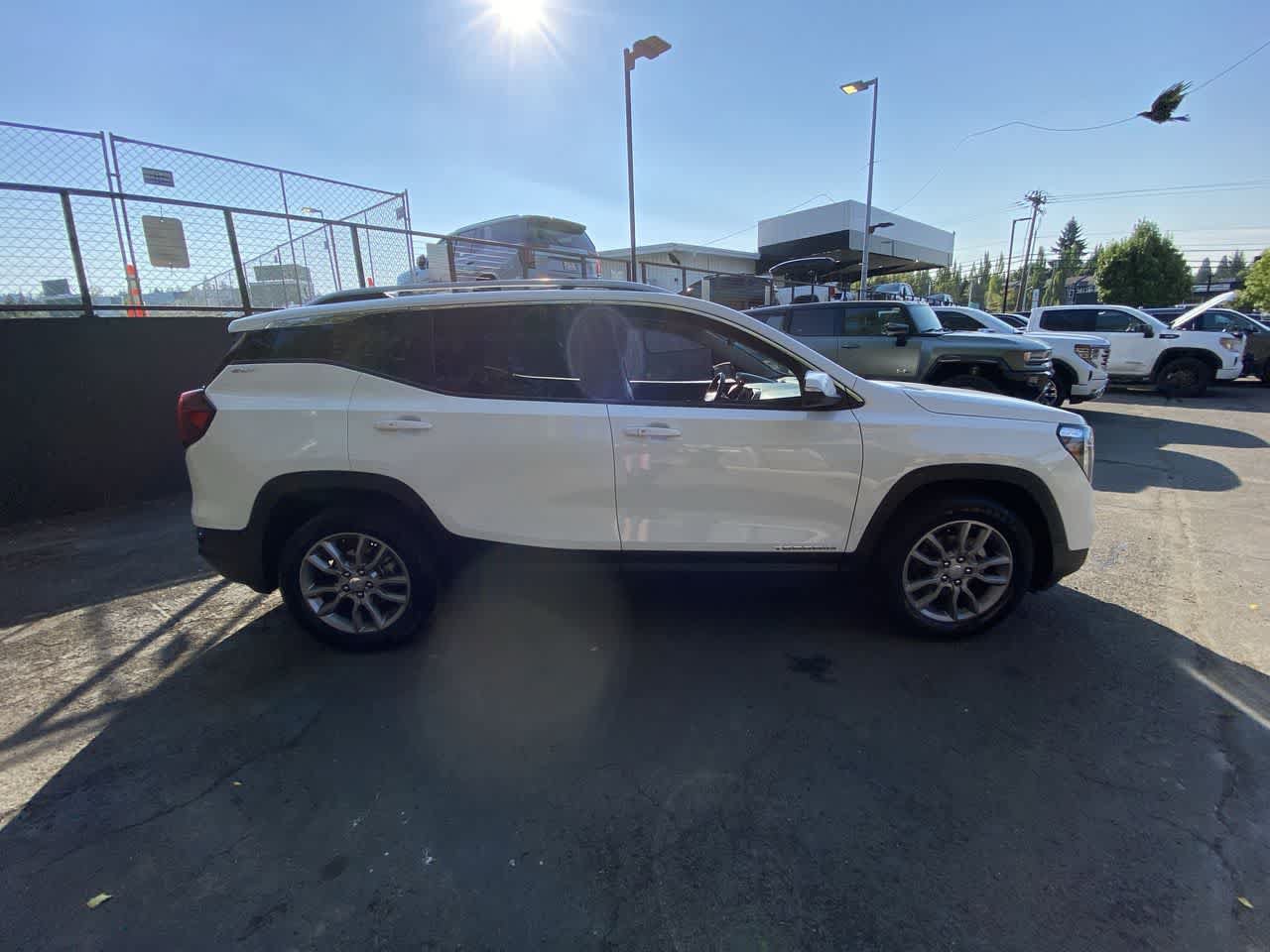 Used 2024 GMC Terrain SLT AWD/4WD image 7