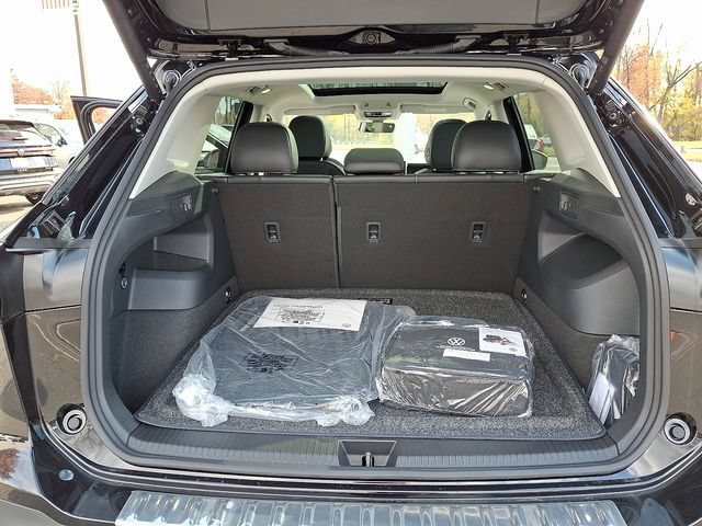 New 2026 Volkswagen Tiguan SE w/ Panoramic Sunroof Package AWD/4WD image 16