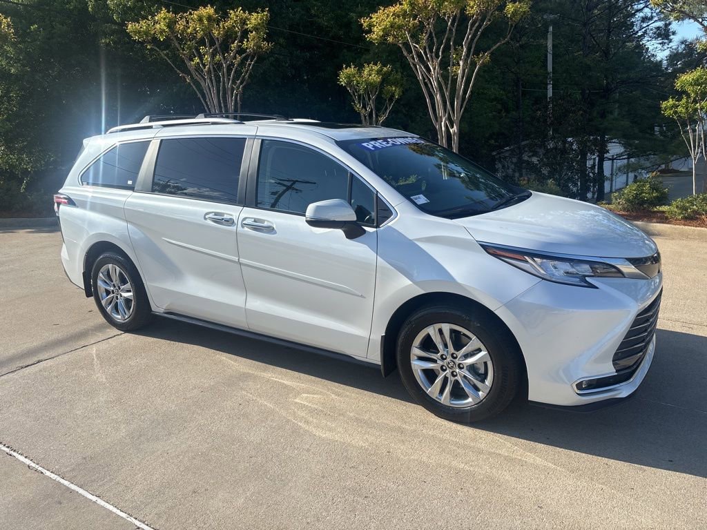 Used 2024 Toyota Sienna Limited AWD/4WD image 4