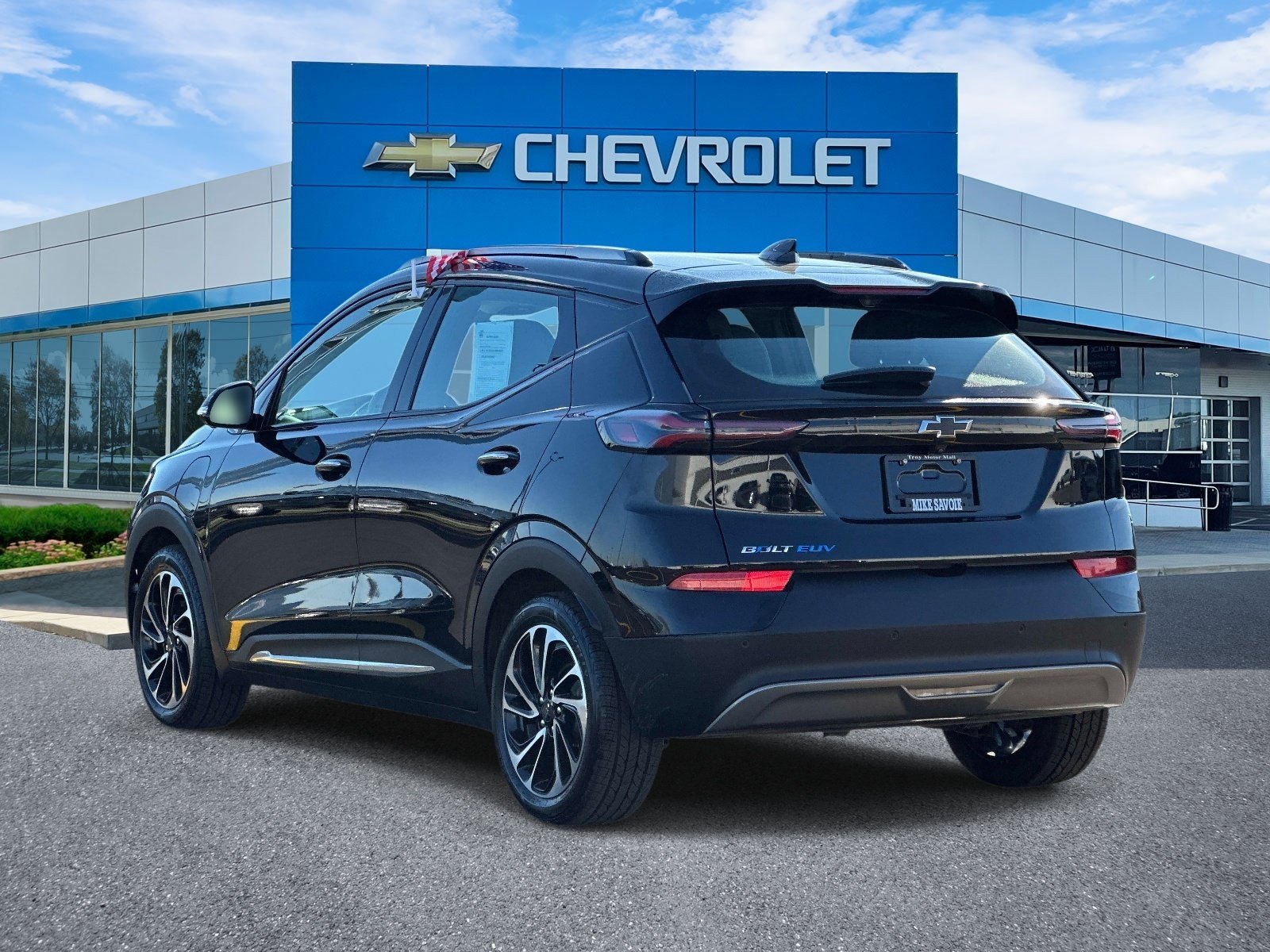 Certified 2023 Chevrolet Bolt EUV Premier w/ Sun & Sound Package FWD image 4
