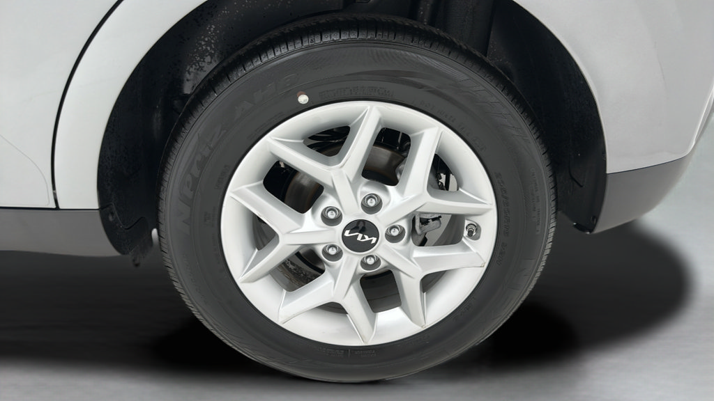Used 2025 Kia Soul LX w/ LX Technology Package FWD image 8