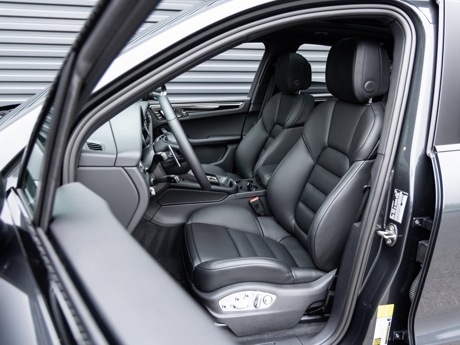New 2026 Porsche Macan AWD/4WD image 5