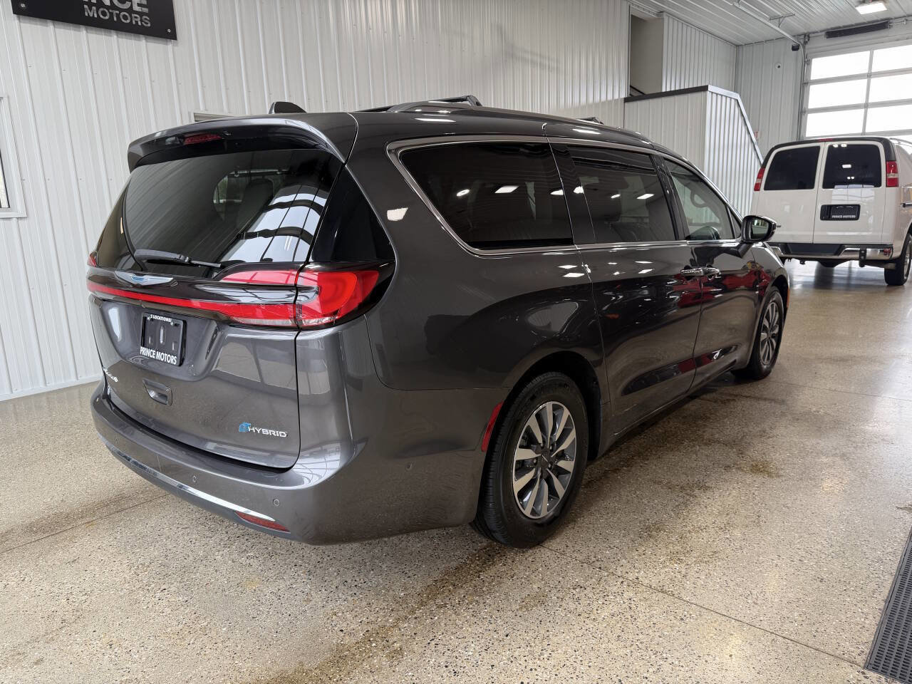 Used 2021 Chrysler Pacifica Touring-L FWD image 4