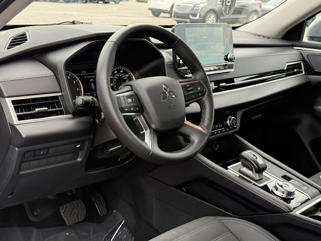 Used 2023 Mitsubishi Outlander SE AWD/4WD image 15