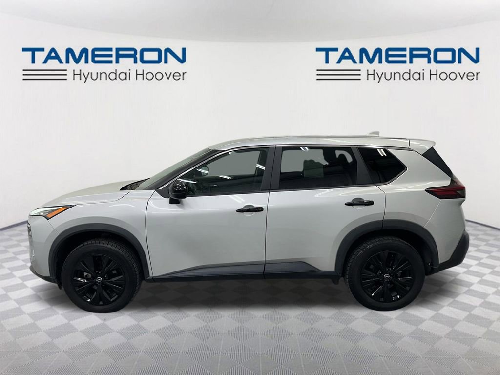 Used 2022 Nissan Rogue SV image 2