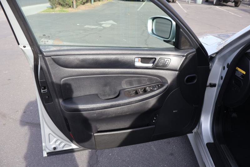 Used 2013 Hyundai Genesis 3.8 w/ Premium Pkg image 10