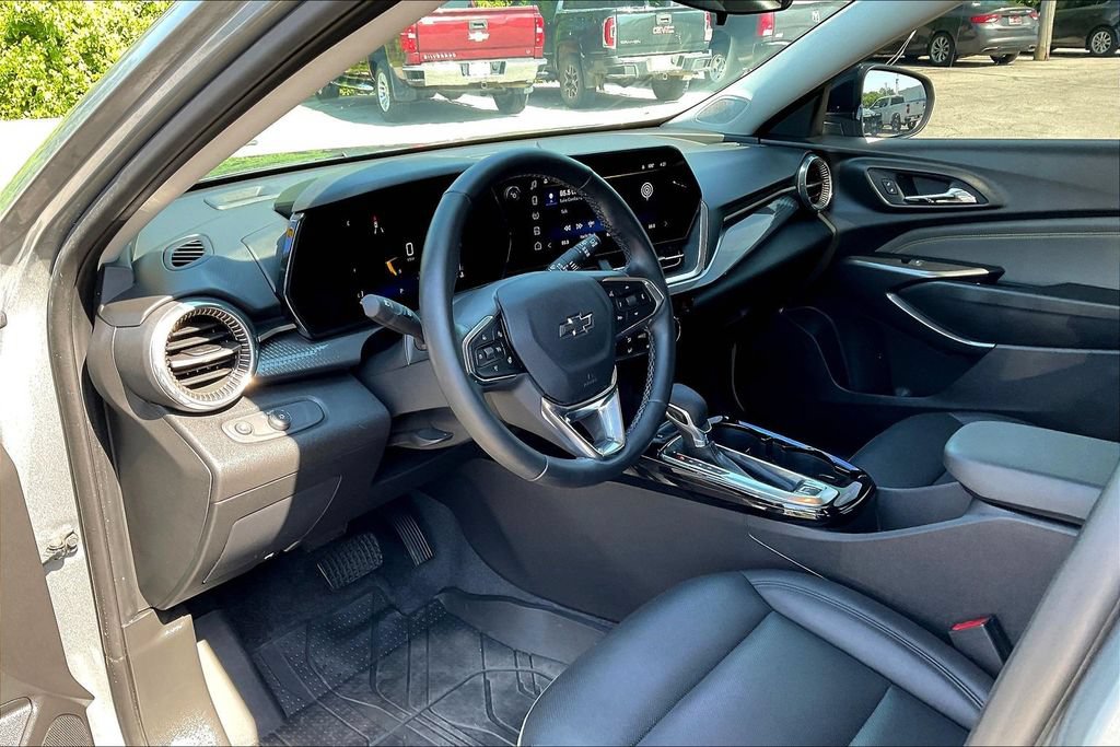 Used 2025 Chevrolet Trax ACTIV FWD image 8