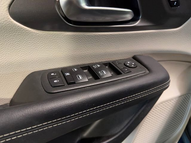 Used 2023 Chrysler Pacifica Touring-L image 10