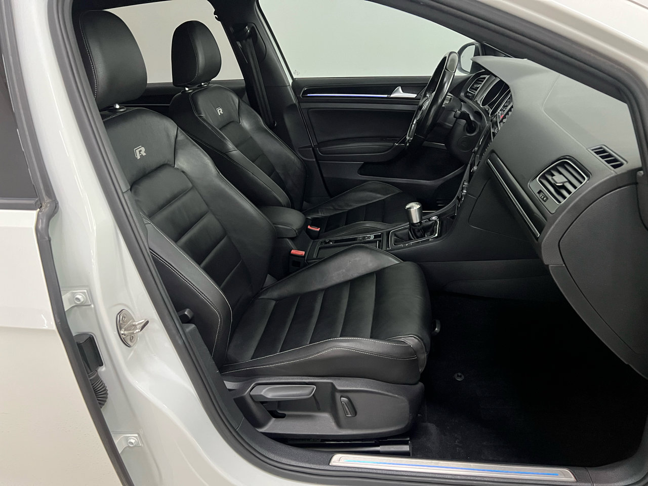 Used 2017 Volkswagen Golf R 4-Door image 15