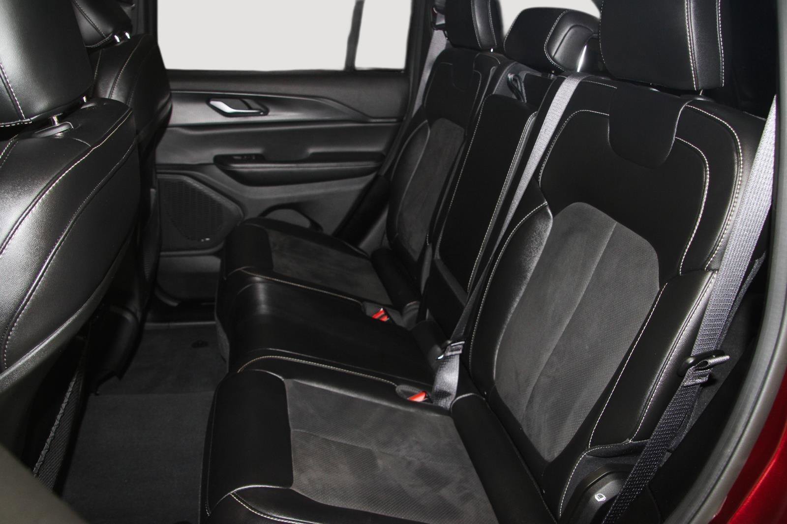 Used 2024 Jeep Grand Cherokee Altitude image 21