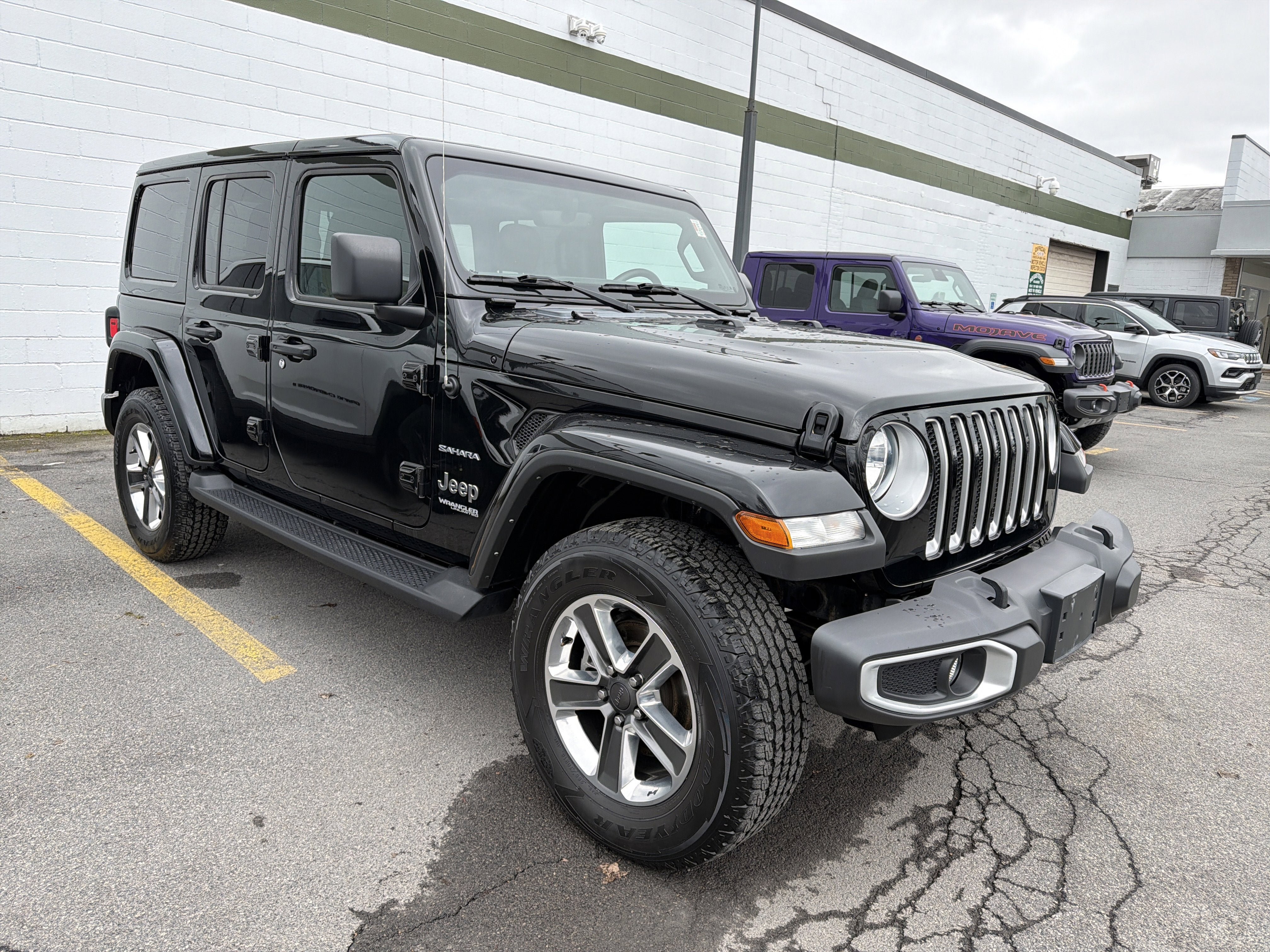 Used 2022 Jeep Wrangler Unlimited Sahara w/ Cold Weather Group AWD/4WD image 2