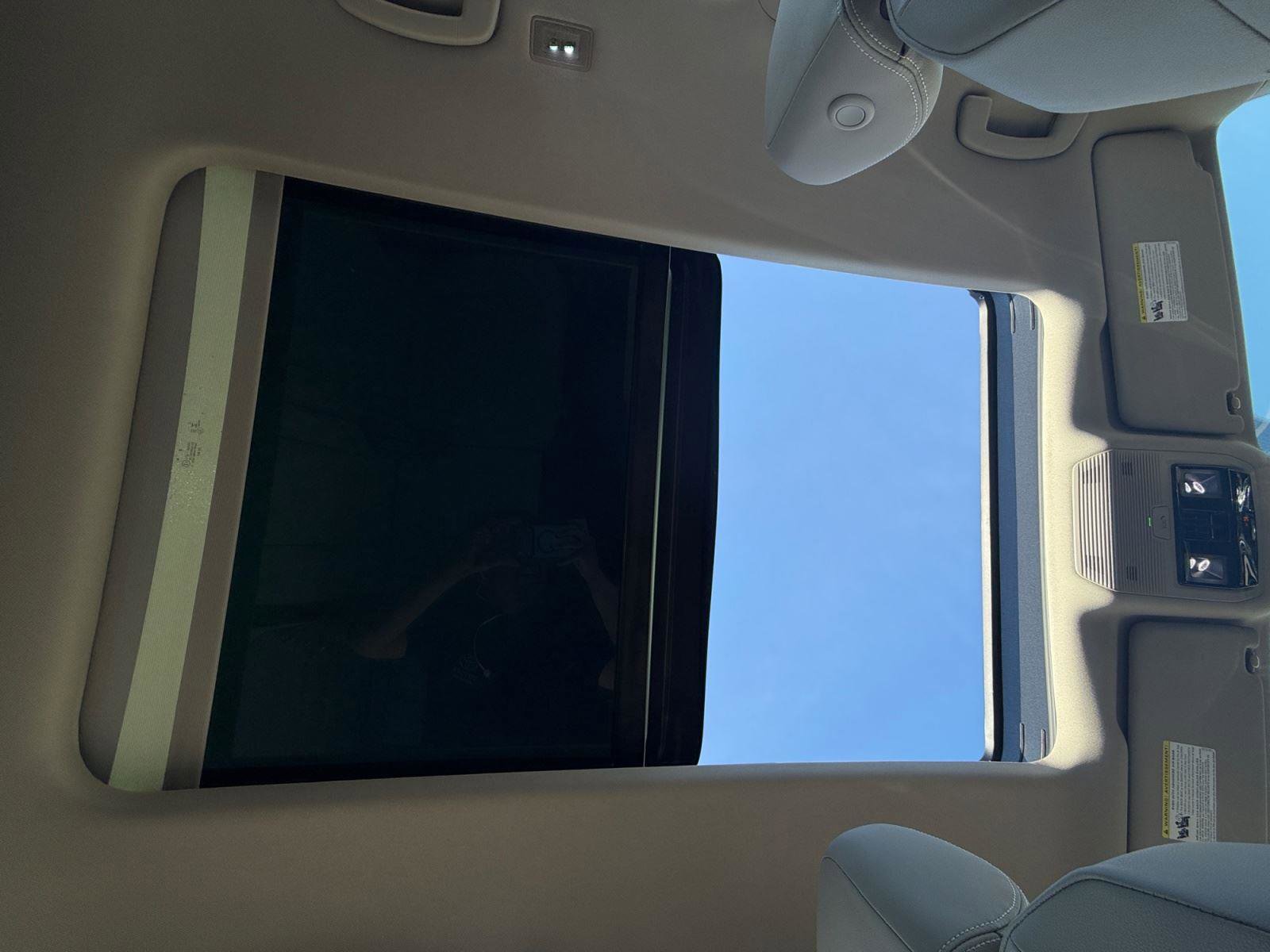 Used 2025 Volkswagen Atlas SEL AWD/4WD image 14