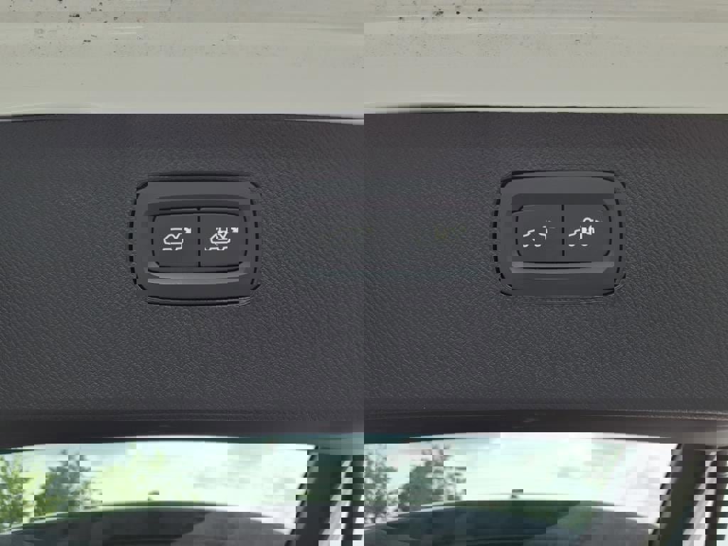 Used 2025 Volvo XC90 T8 Ultra w/ Protection Package Premier image 27